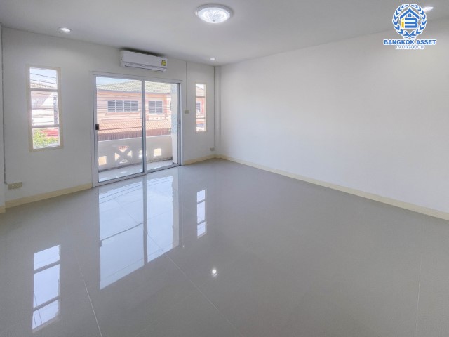 *****ทาวน์เฮ้าส์มือสองย่านนนทบุรี ม.นิวเวิลด์วิลล์ บางบัวทอง-สุพรรณบุรี บนเนื้อที่ 20 ตร.ว. ฟังก์ชัน 2 ห้องนอน 2 ห้องน้ำ 1 ที่จอดรถ แถมฟรี! 1 เครื่องปรับอากาศ เดินทางสะดวก หน้าโครงการติดถ.บางบัวทอง-สุพรรณบุรี เชื่อมต่อหลายเส้นทาง ถ.กาญจนาภิเษก ถ.สะพานนนทบุรี-บางบัวทอง